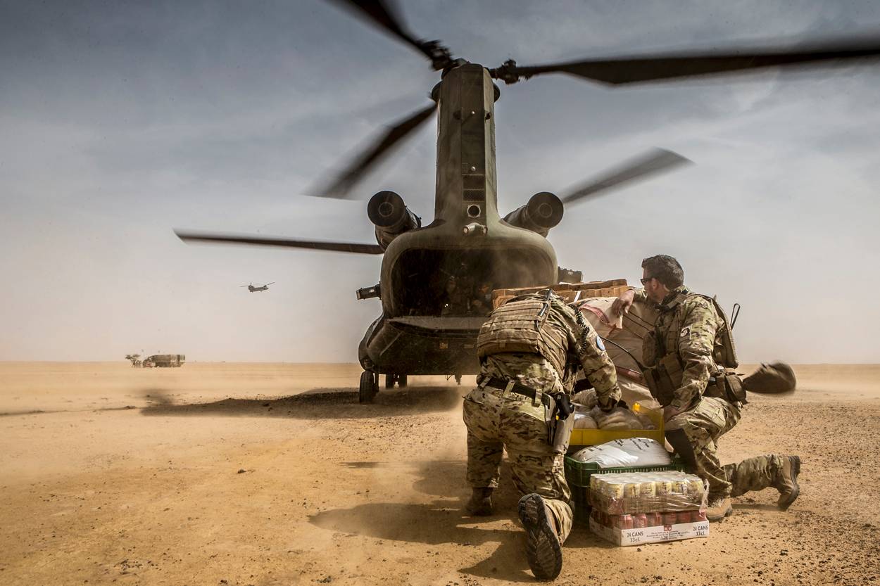 Nederlandse commando's in Mali worden bevoorraad door een Chinook helikopter